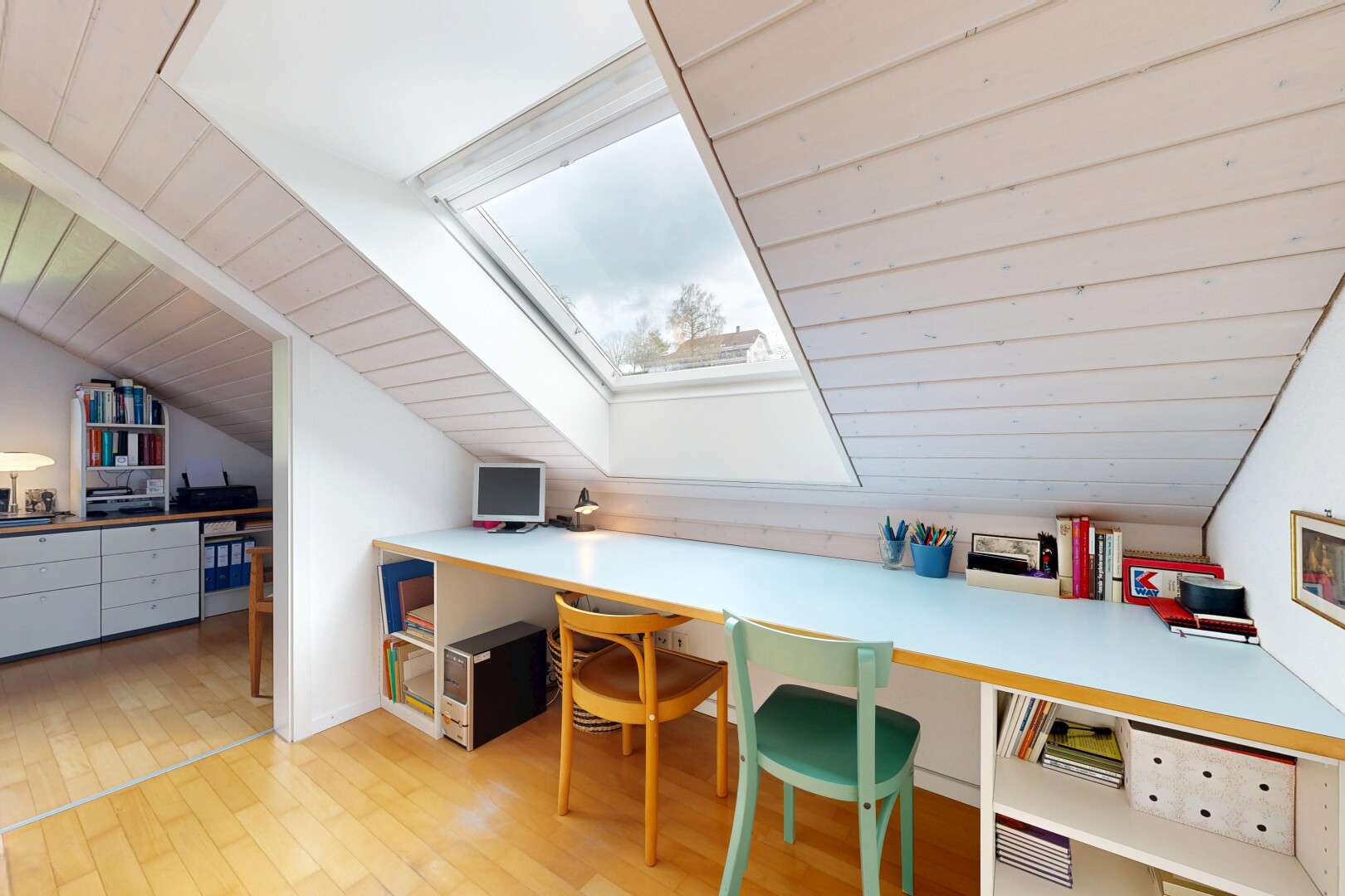 büro mit zusätzliches zimmer, bürobereich, dachfenster, holzdecke, und wood ceiling
