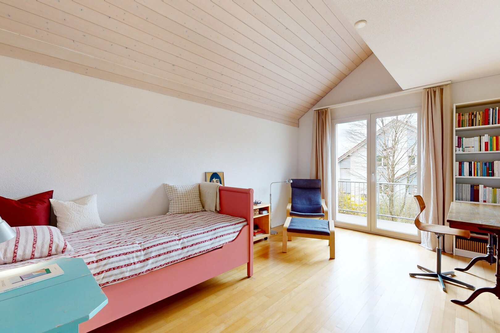 zimmer / schlafzimmer mit natürliches licht, natural light, holzdecke, wood ceiling, und inside property