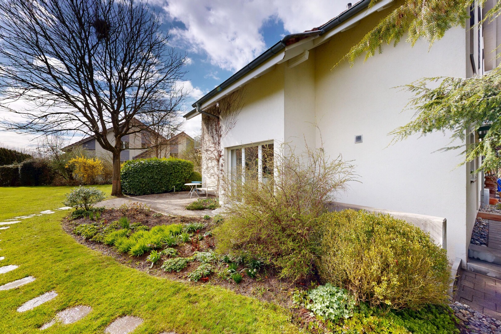garten mit terrasse, property visible, rasen, und day time