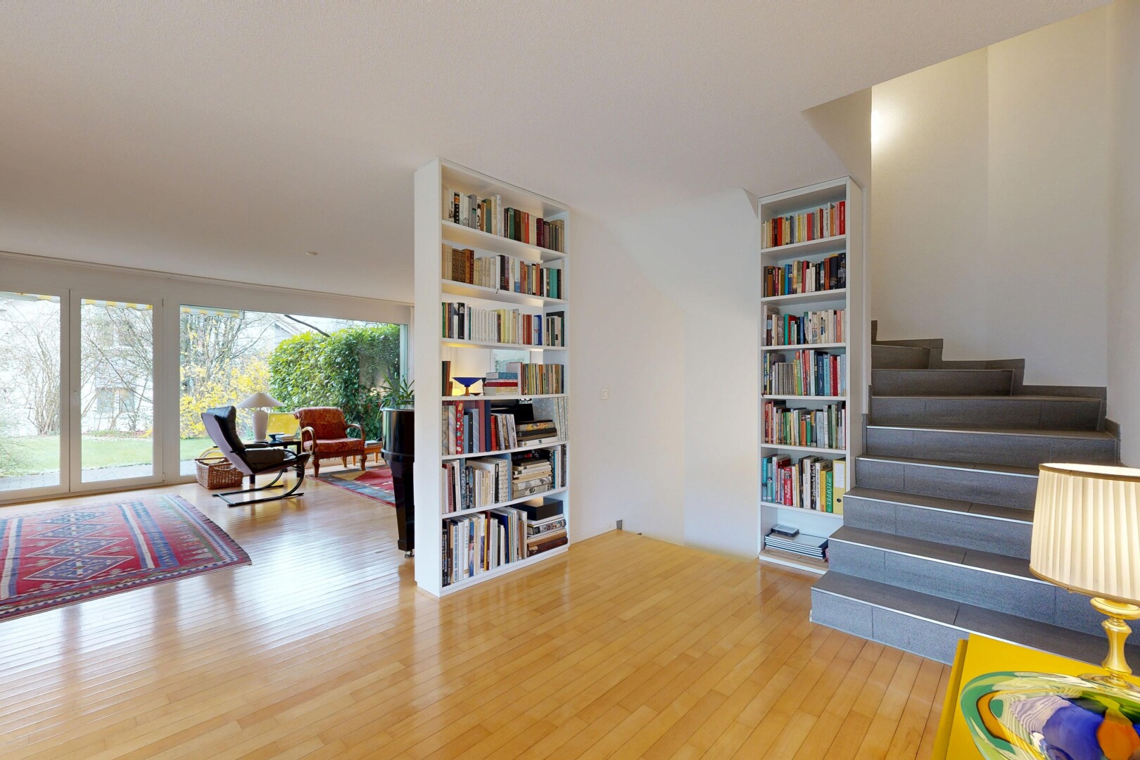 treppe mit inside property, holzfußboden, wood finish floor, treppen, und natürliches licht