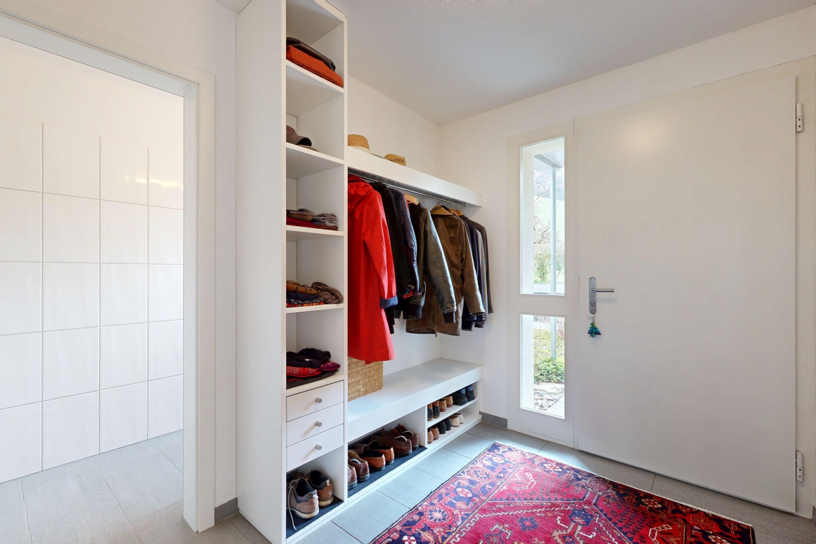 begehbarer kleiderschrank mit light floor, tile floor, und fliesenboden