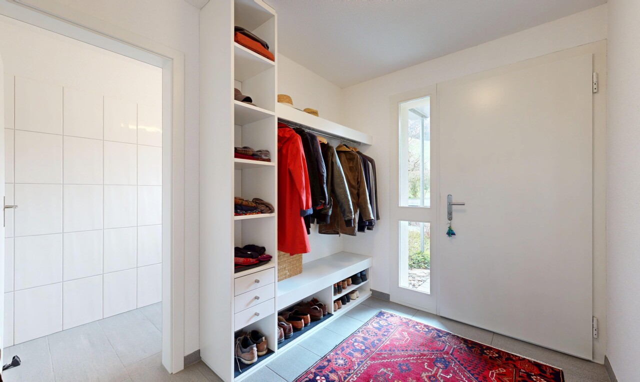 begehbarer kleiderschrank mit light floor, tile floor, und fliesenboden