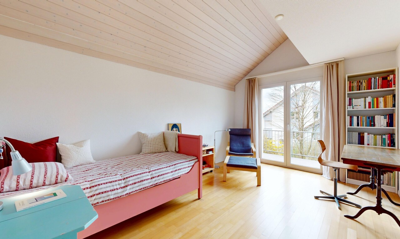 zimmer / schlafzimmer mit natürliches licht, natural light, holzdecke, wood ceiling, und inside property
