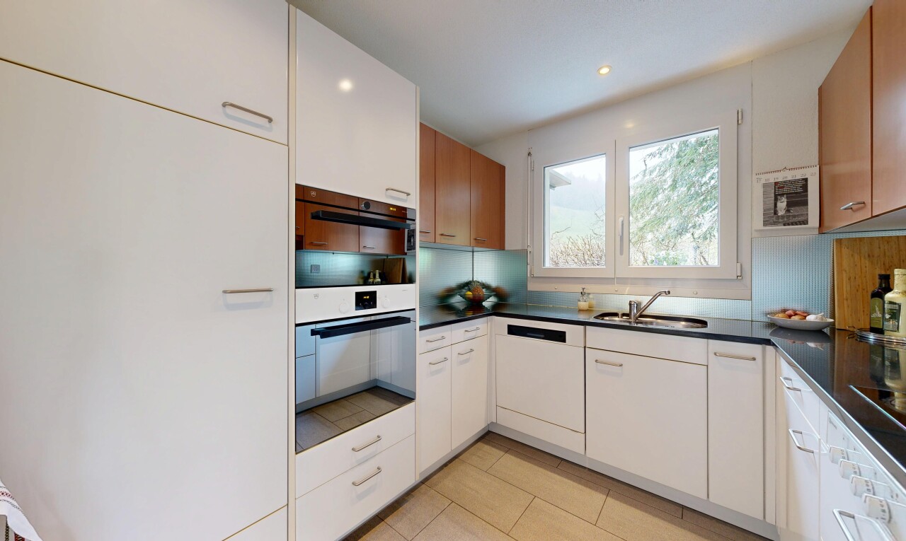 küche mit light floor, arbeitsplatten, dark countertops, inside property, und einbauleuchten