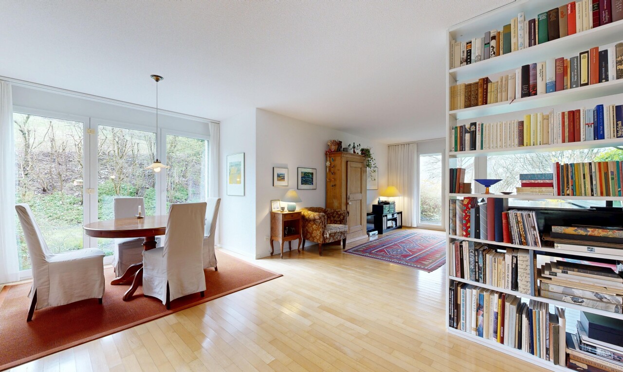 wohn- / esszimmer mit inside property, wood finish floor, holzfußboden, drywall, und gipskartonwand