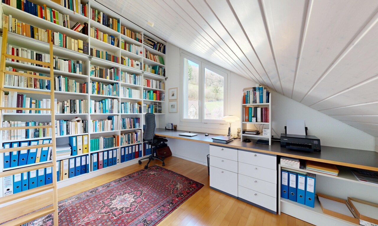büro mit natural light, natürliches licht, wood finish floor, holzfußboden, und vaulted ceiling
