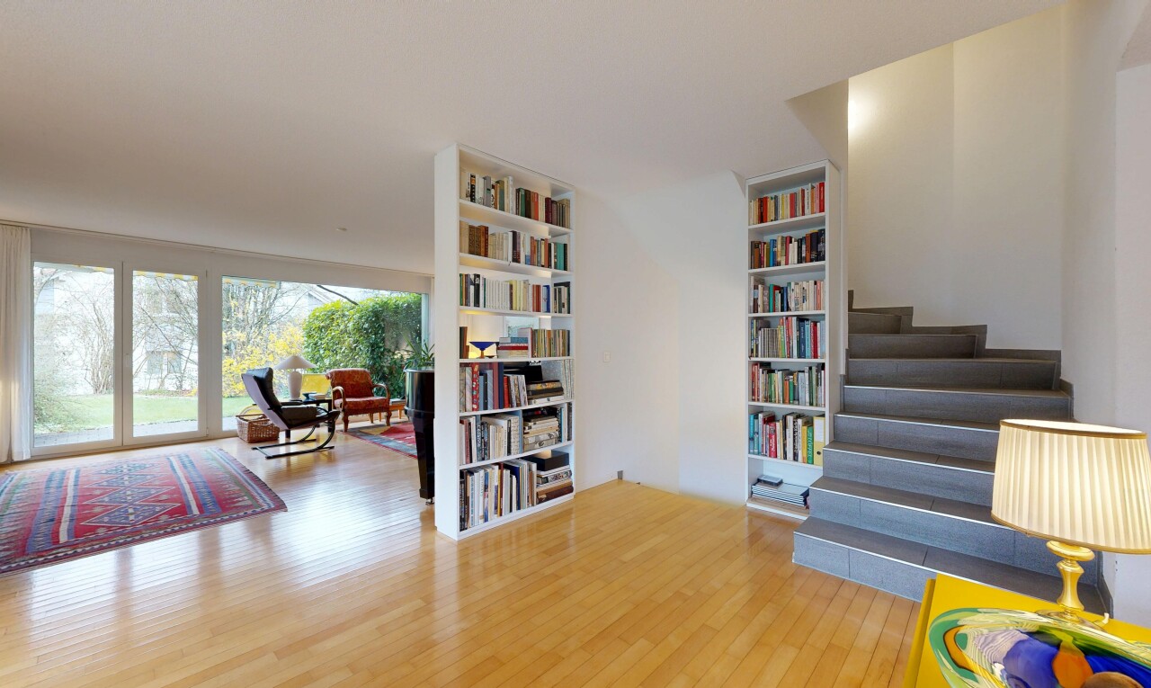 treppe mit inside property, holzfußboden, wood finish floor, treppen, und natürliches licht