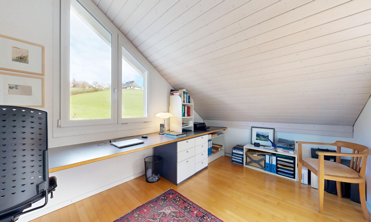 büro mit holzfußboden, wood finish floor, inside property, zusätzliches zimmer, und natürliches licht