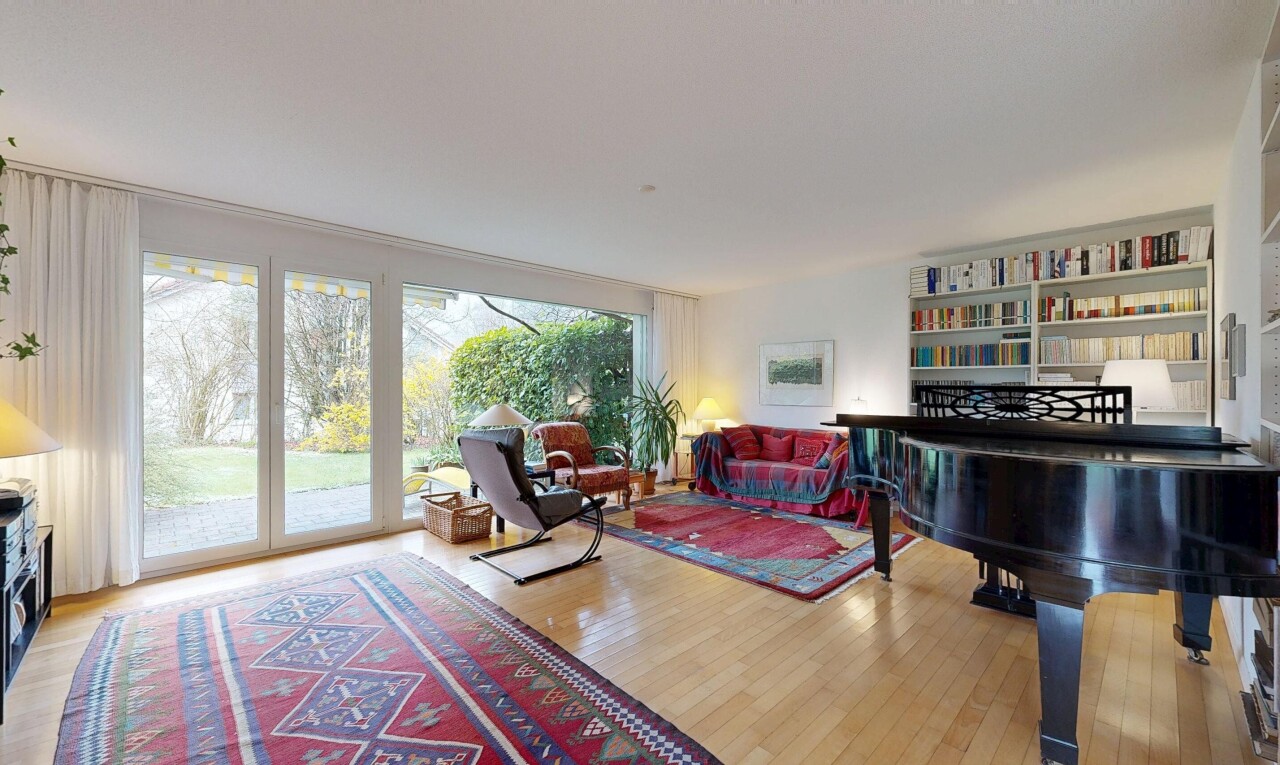 wohnzimmer mit inside property, holzfußboden, wood finish floor, natürliches licht, und natural light
