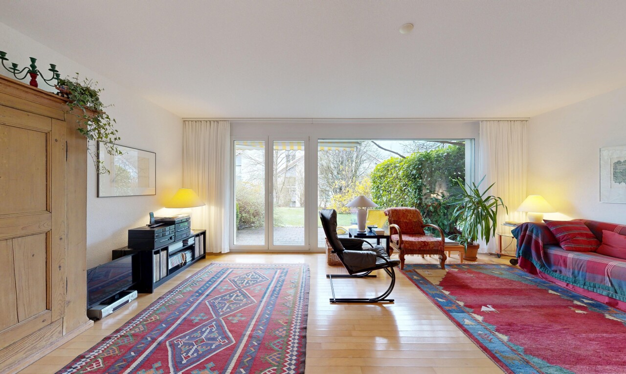 wohnzimmer mit gipskartonwand, drywall, holzfußboden, wood finish floor, und inside property