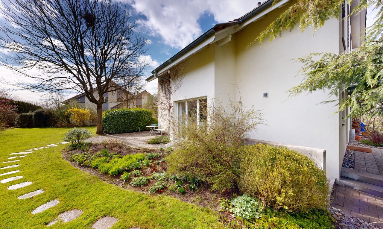 garten mit terrasse, property visible, rasen, und day time
