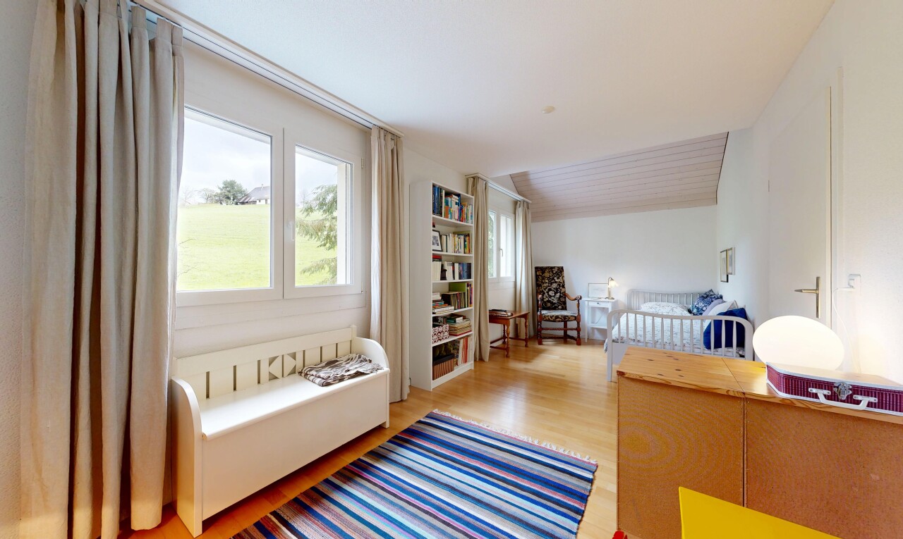 zimmer / schlafzimmer mit holzfußboden, wood finish floor, inside property, natürliches licht, und natural light