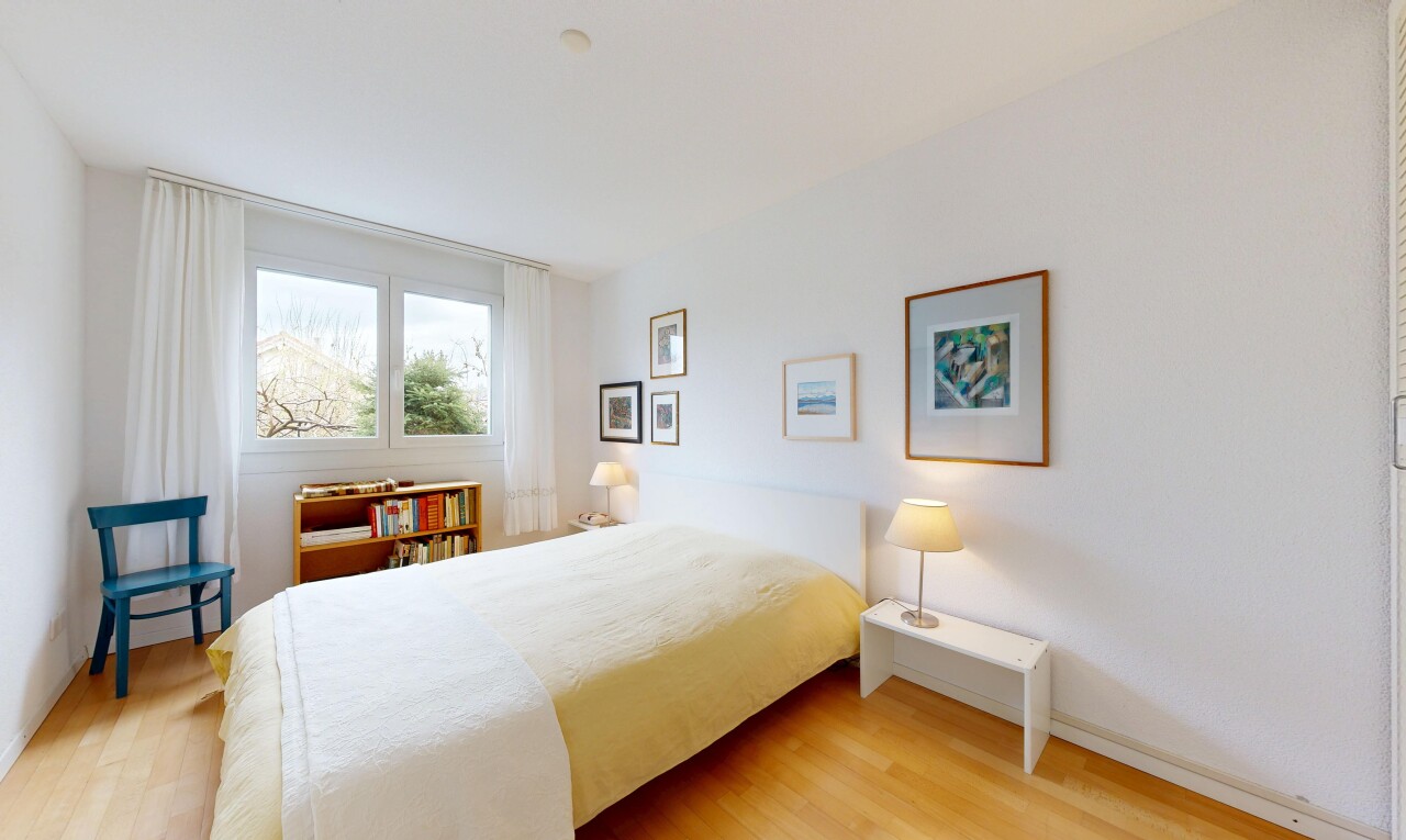 zimmer / schlafzimmer mit holzfußboden, wood finish floor, gipskartonwand, drywall, und inside property