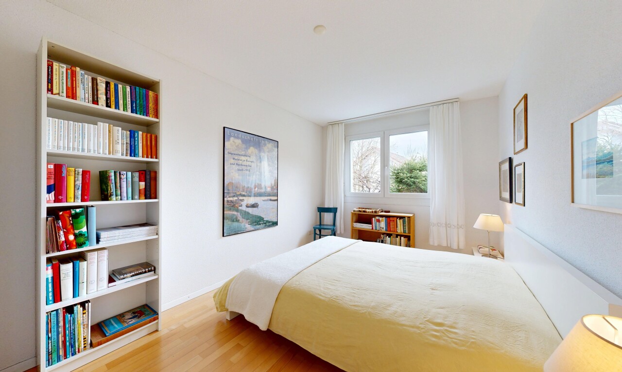 zimmer / schlafzimmer mit inside property, holzfußboden, wood finish floor, gipskartonwand, und drywall