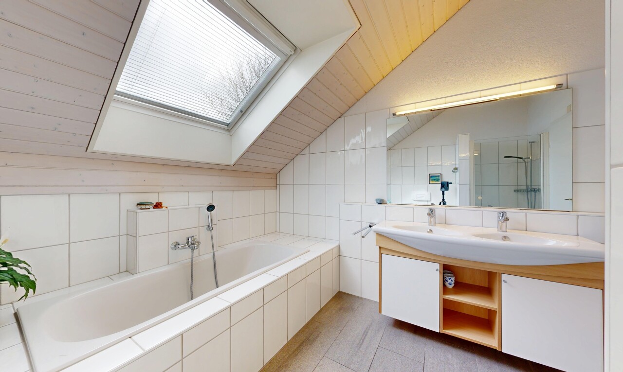 bad mit komplettes badezimmer, dachfenster, bad, doppelwaschtisch, und dachschräge