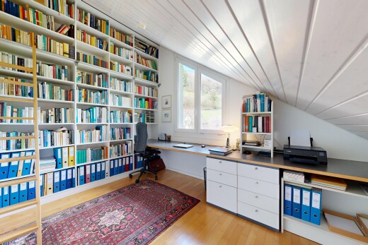 büro mit natural light, natürliches licht, wood finish floor, holzfußboden, und vaulted ceiling