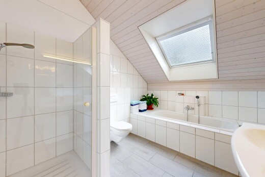 bad mit toilette, vaulted ceiling, dachschräge, komplettes badezimmer, und dusche