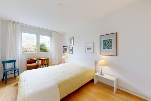 chambre avec sol en finition bois, wood finish floor, cloison sèche, drywall, et inside property