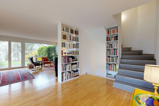 treppe mit inside property, holzfußboden, wood finish floor, treppen, und natürliches licht