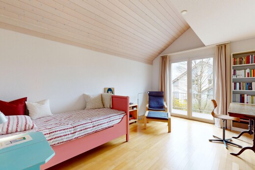 zimmer / schlafzimmer mit natürliches licht, natural light, holzdecke, wood ceiling, und inside property