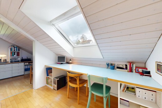 bureau avec pièce supplémentaire, espace bureau, puits de lumière, plafond en bois, et wood ceiling
