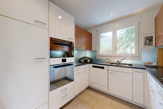 küche mit light floor, arbeitsplatten, dark countertops, inside property, und einbauleuchten