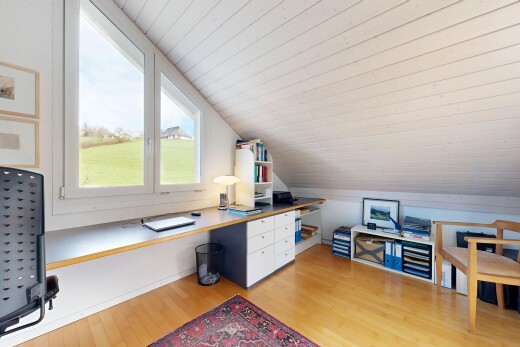 büro mit holzfußboden, wood finish floor, inside property, zusätzliches zimmer, und natürliches licht