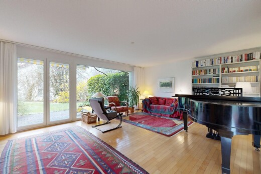 wohnzimmer mit inside property, holzfußboden, wood finish floor, natürliches licht, und natural light