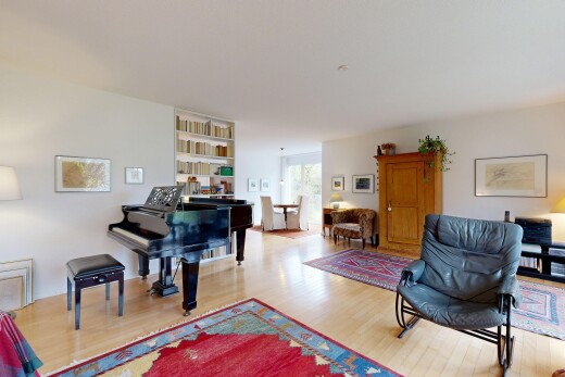 wohnzimmer mit holzfußboden, inside property, wood finish floor, natürliches licht, und natural light