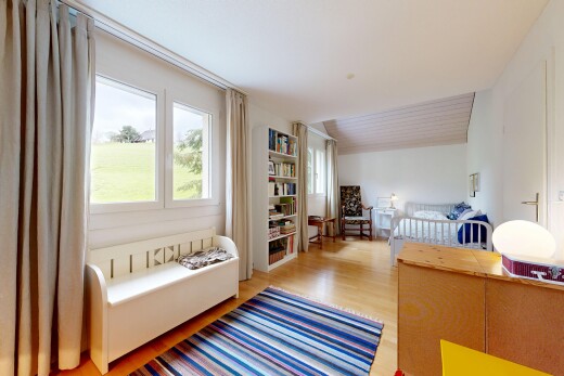 chambre avec sol en finition bois, wood finish floor, inside property, lumière naturelle, et natural light