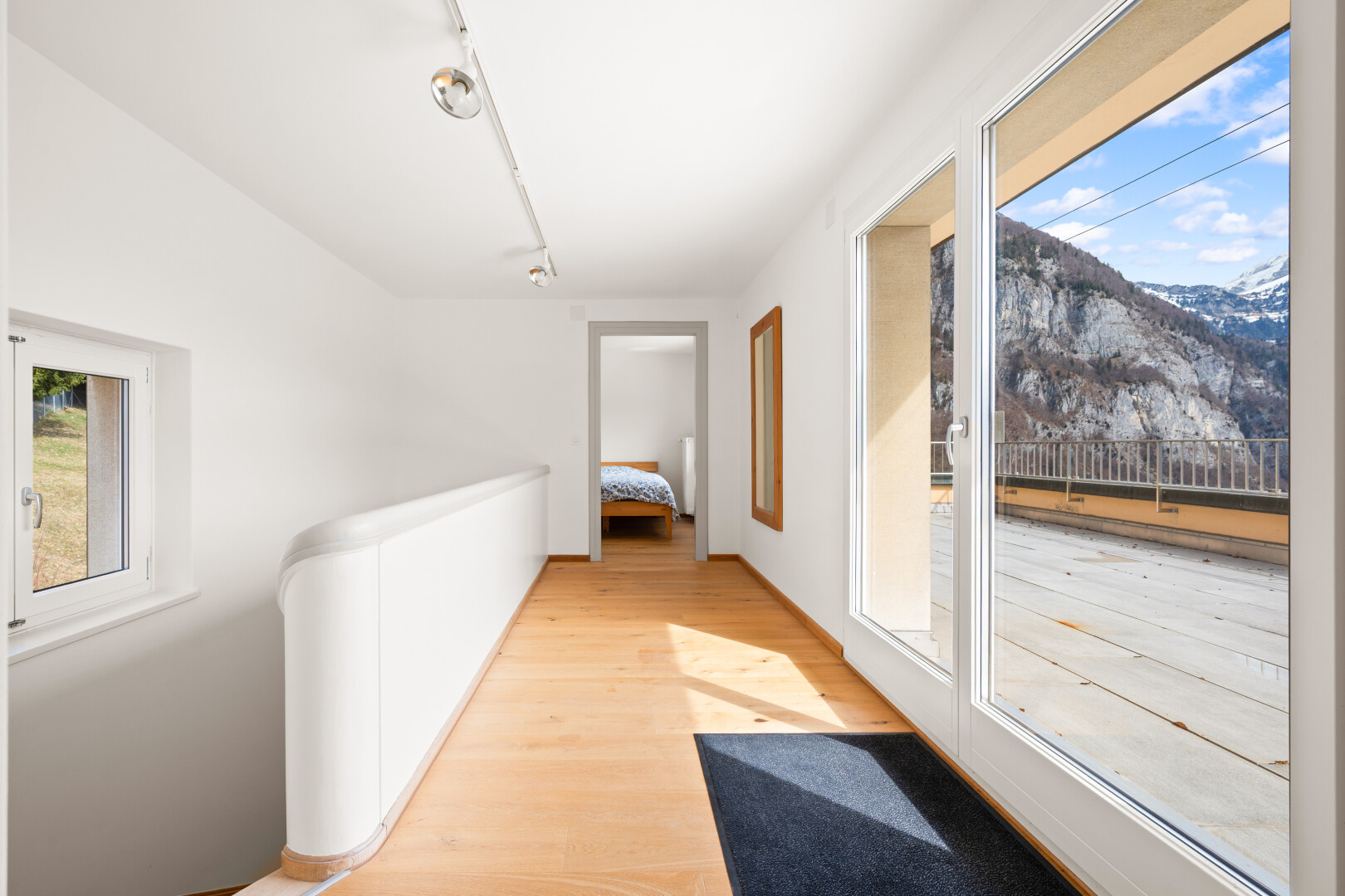 halle / korridor mit deckenbeleuchtung, track lighting, blick auf die berge, mountain view, und day time