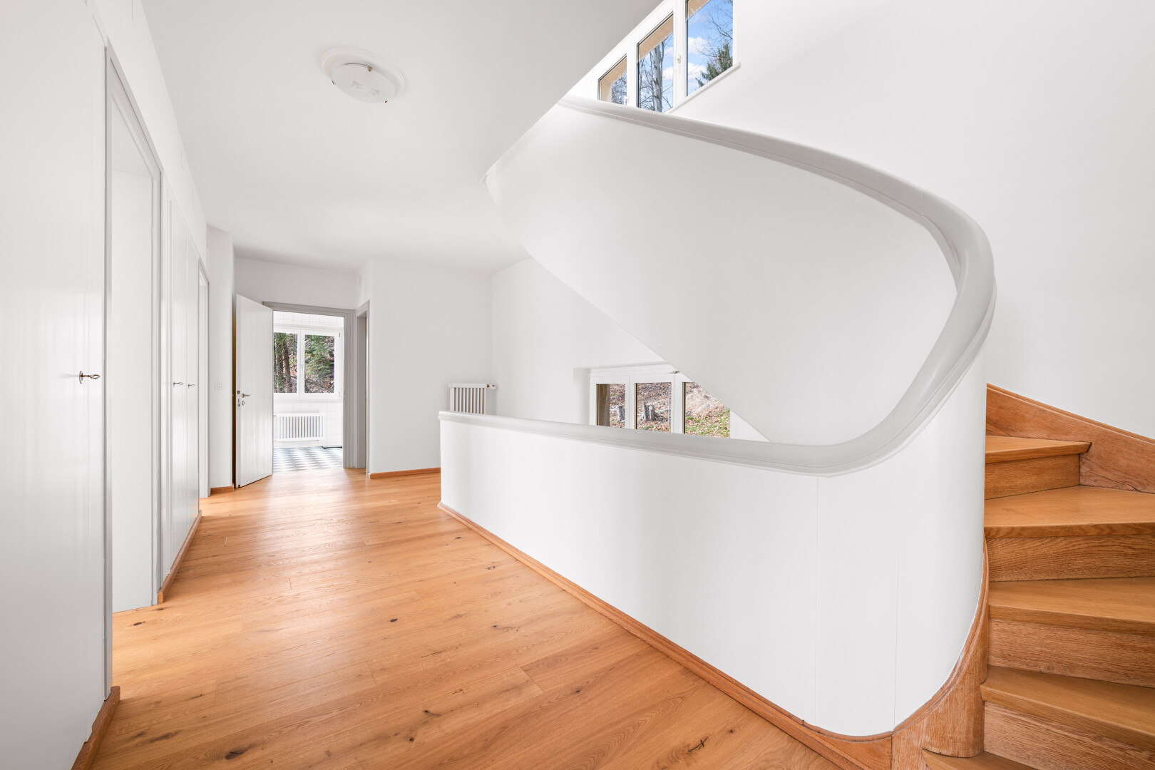 treppe mit natürliches licht, natural light, holzfußboden, wood finish floor, und gipskartonwand