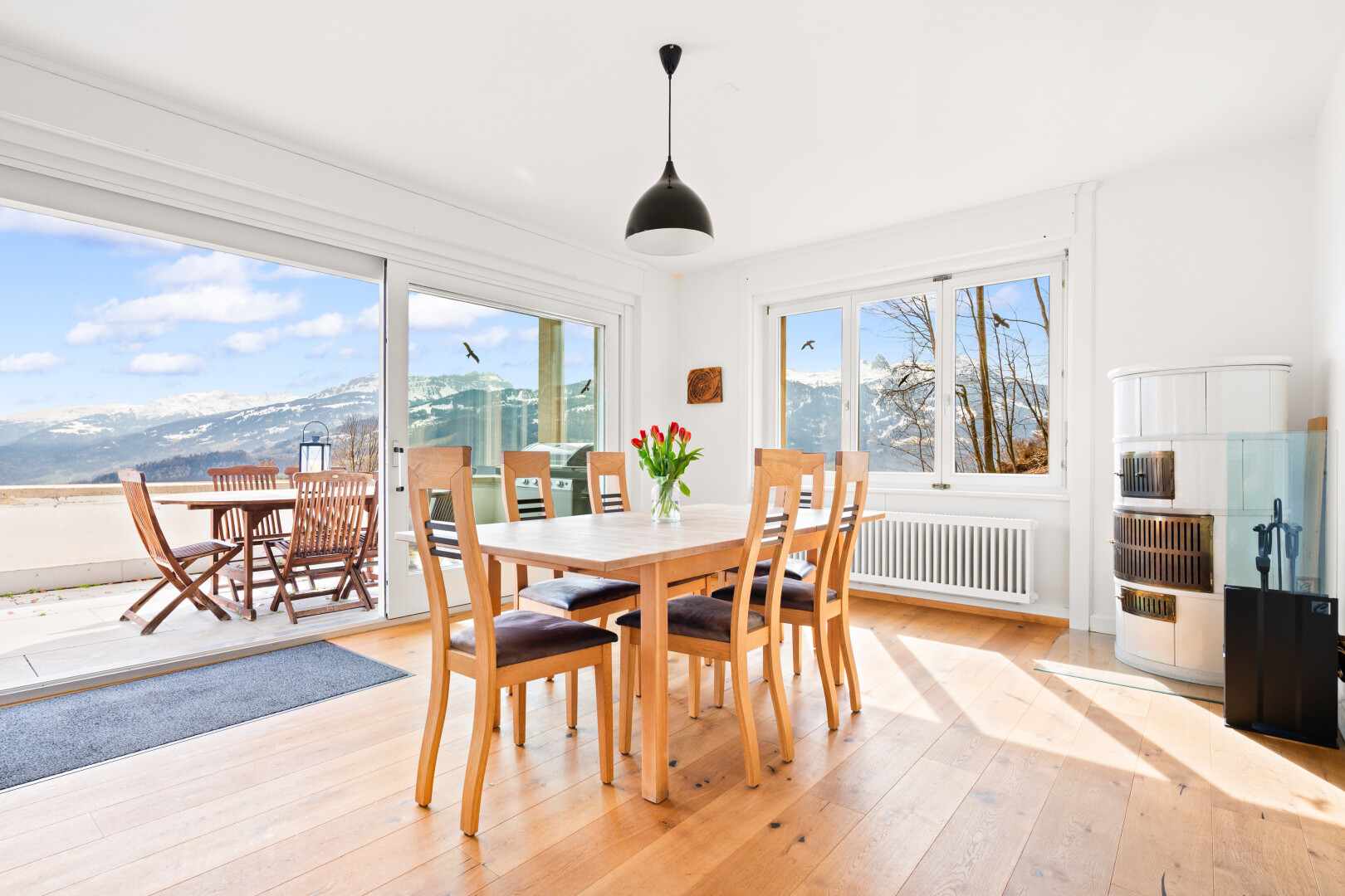 esszimmer mit day time, wood finish floor, holzfußboden, kühler, und drywall