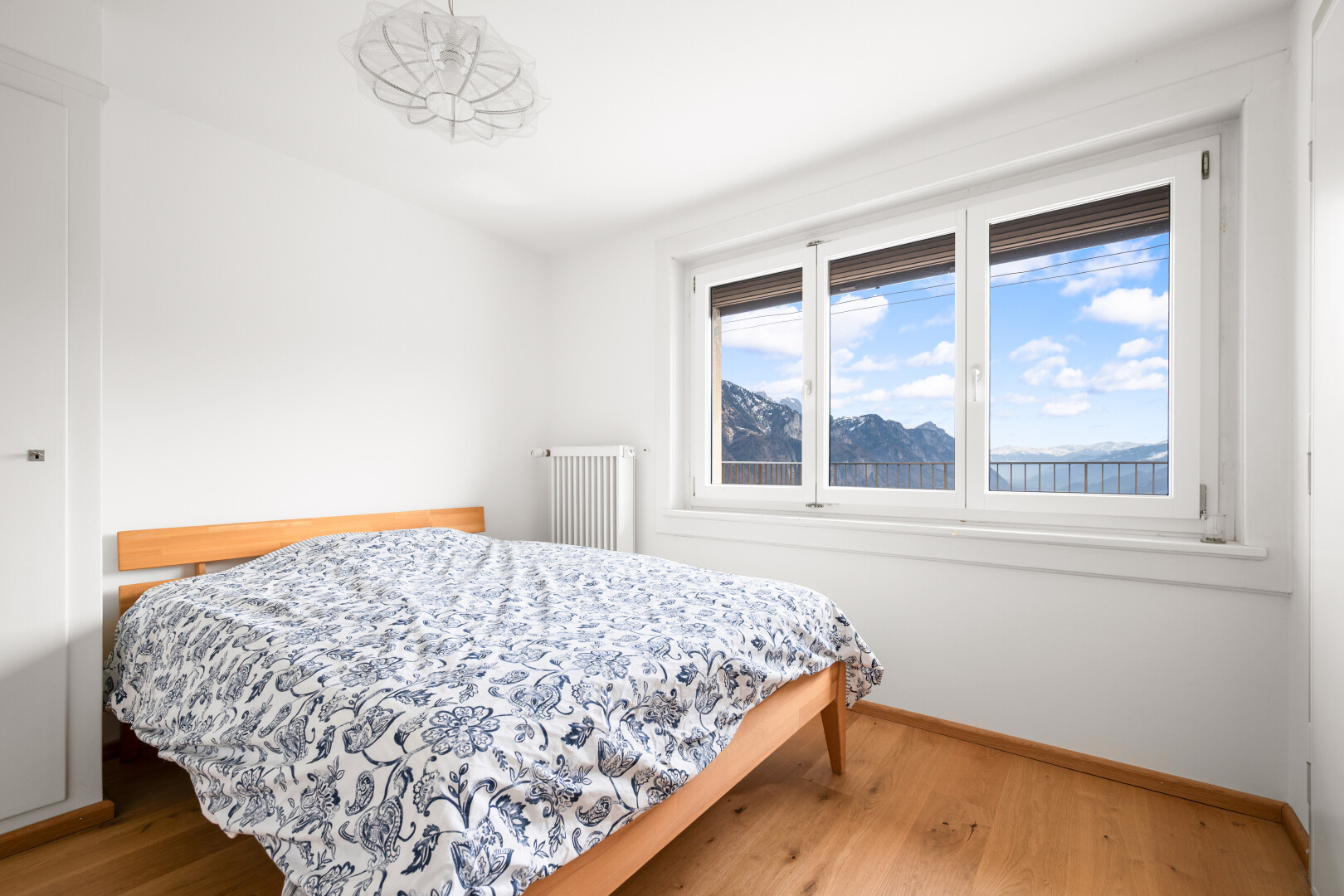 zimmer / schlafzimmer mit kühler, holzfußboden, wood finish floor, gipskartonwand, und drywall