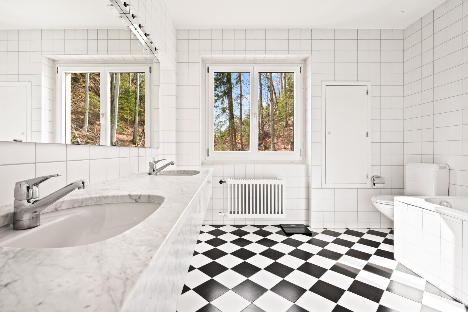 bad mit komplettes badezimmer, fliesenwand, tile wall, bad, und waschbecken