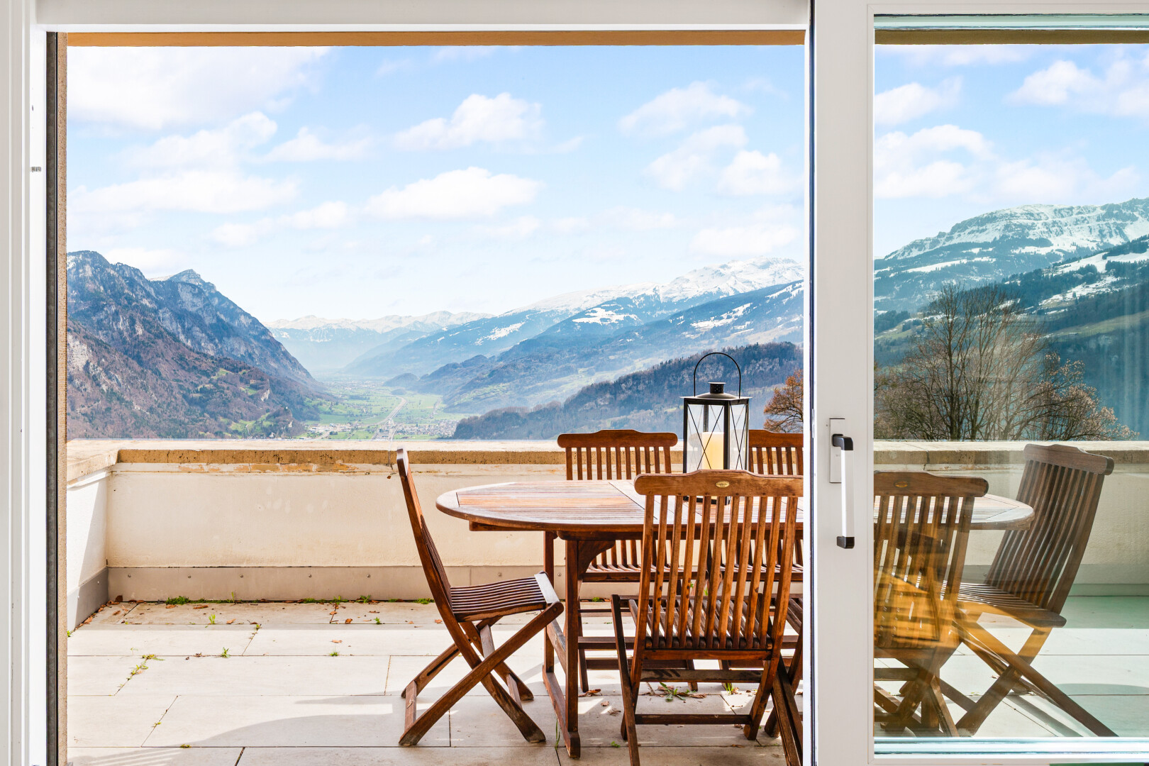terrasse mit terrasse, blick auf die berge, mountain view, und day time