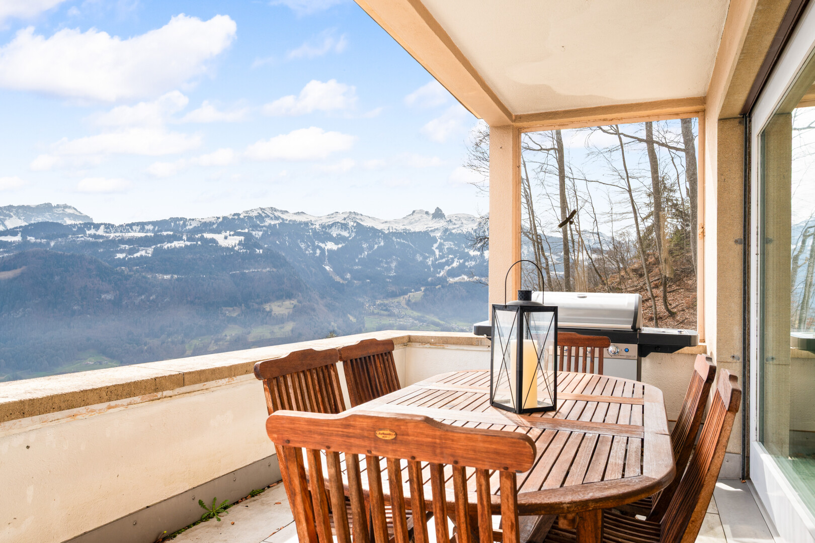 balkon mit from property, essbereich im freien, blick auf die berge, mountain view, und day time