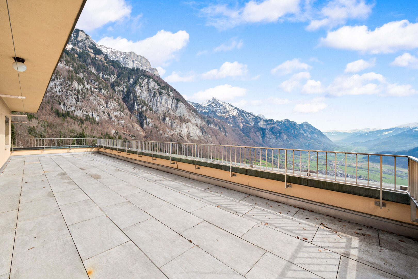 terrasse mit terrasse, blick auf die berge, mountain view, day time, und from property