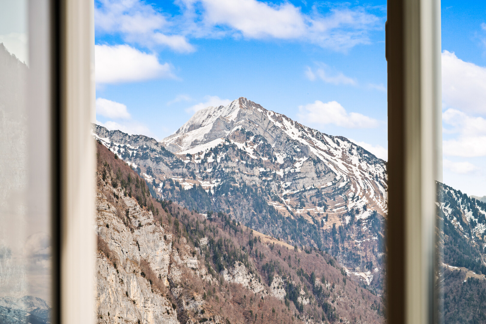 blick auf die berge mit mountain view, blick auf die berge, day time, und inside property