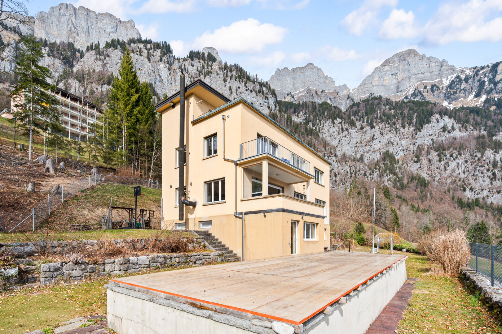 außenansicht mit blick auf die berge, mountain view, zaun, day time, und balkon