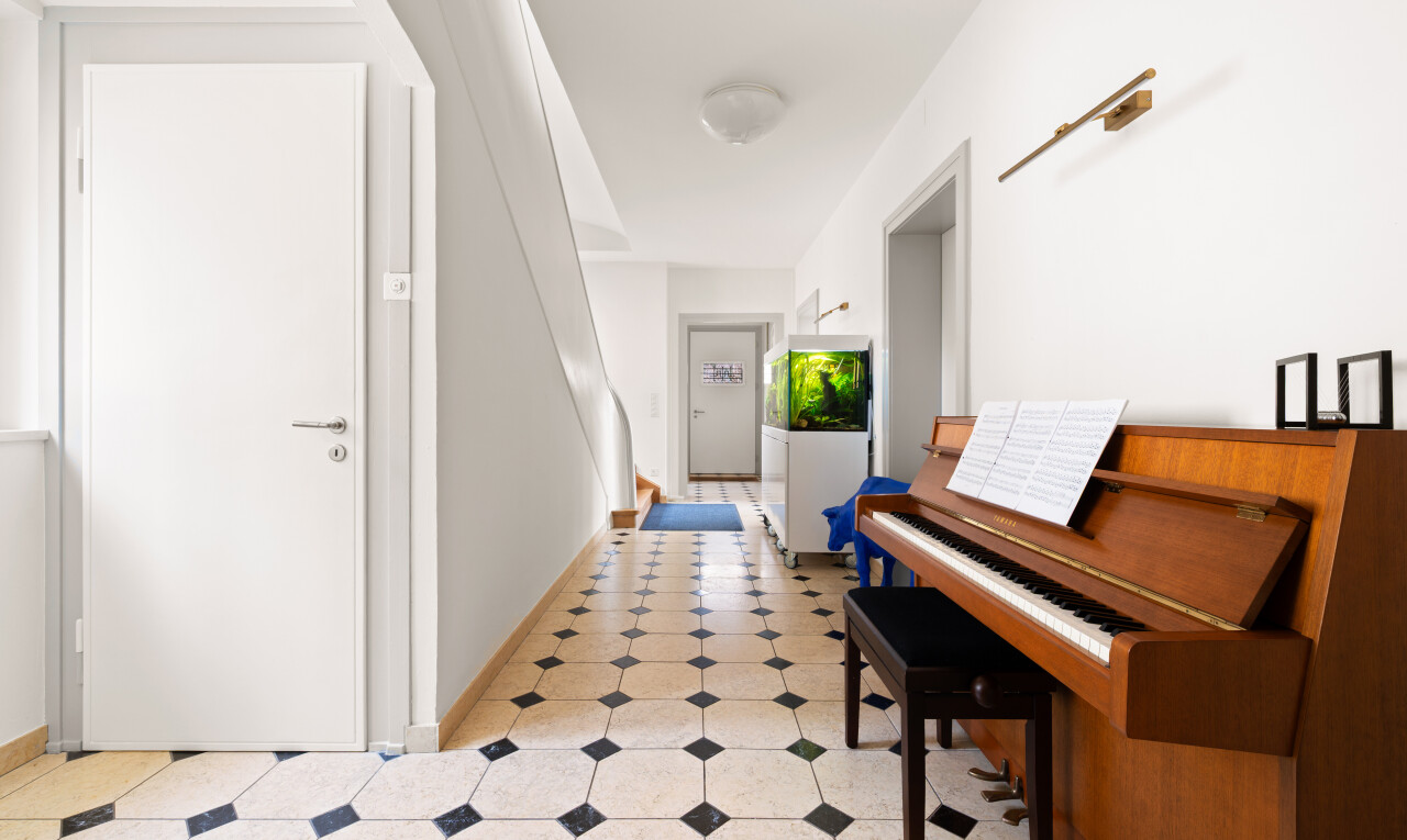 couloir avec sol en vinyle, vinyl floor, vinyl tile, light floor, et inside property