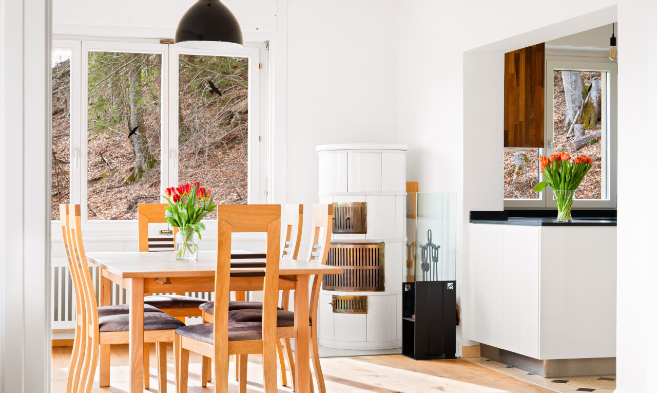 esszimmer mit inside property, natural light, natürliches licht, wood finish floor, und holzfußboden