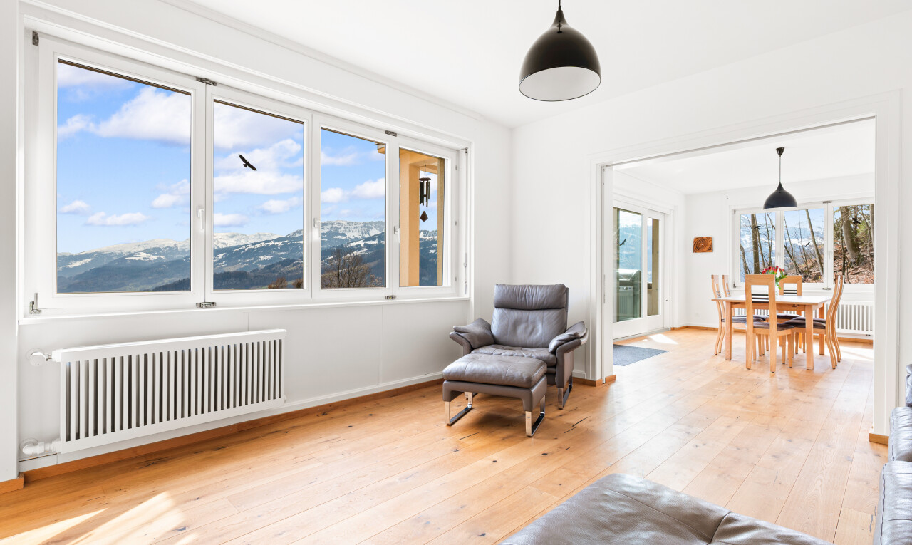 wohn- / esszimmer mit kühler, holzfußboden, wood finish floor, inside property, und gipskartonwand