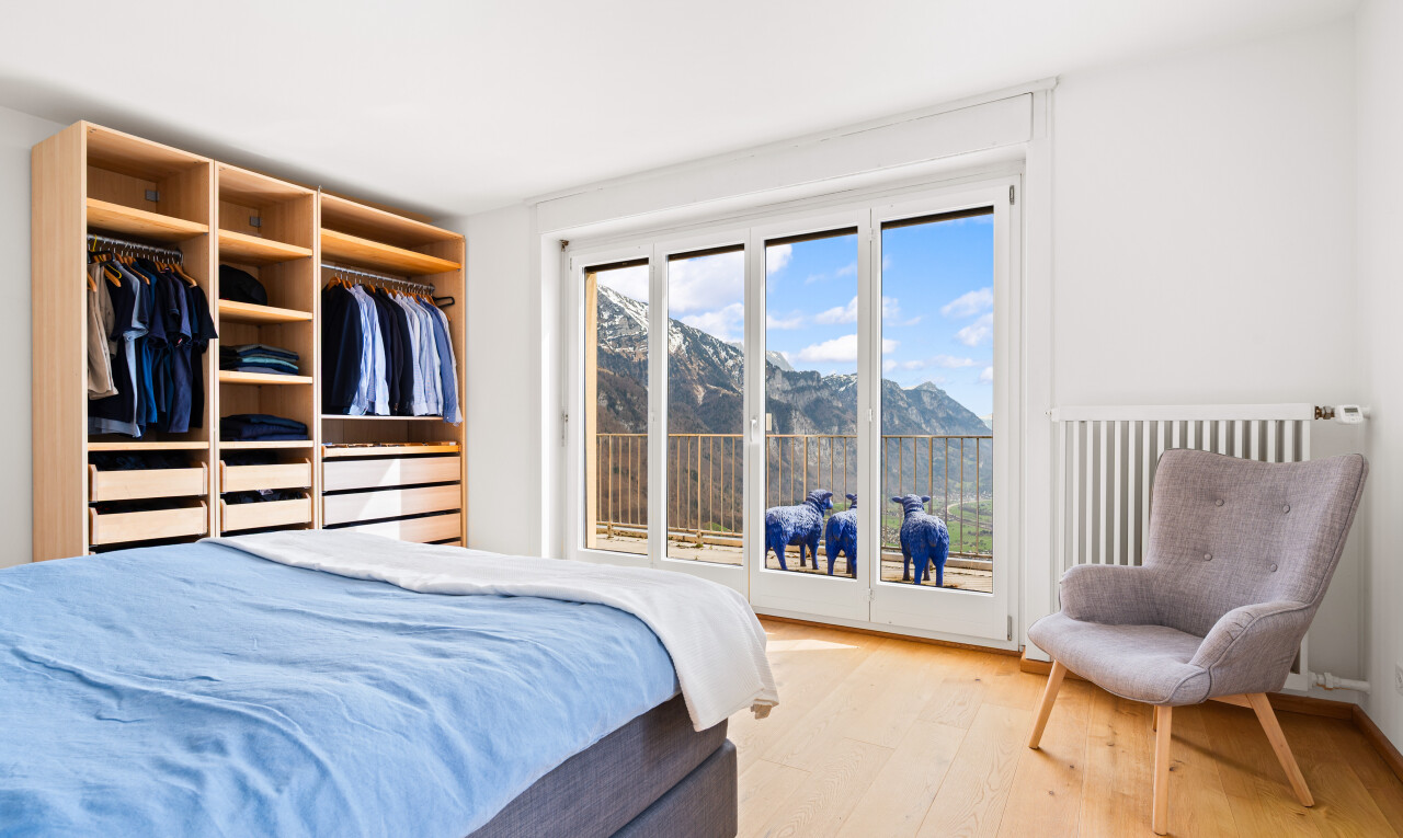 zimmer / schlafzimmer mit blick auf die berge, mountain view, holzfußboden, wood finish floor, und gipskartonwand