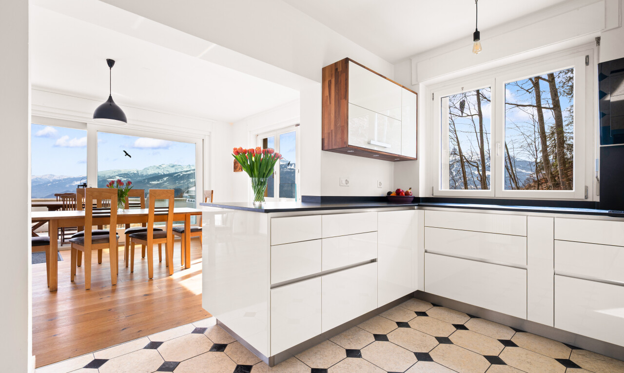 cuisine avec éclairage suspendu, pendant lighting, armoires blanches, white cabinets, et day time