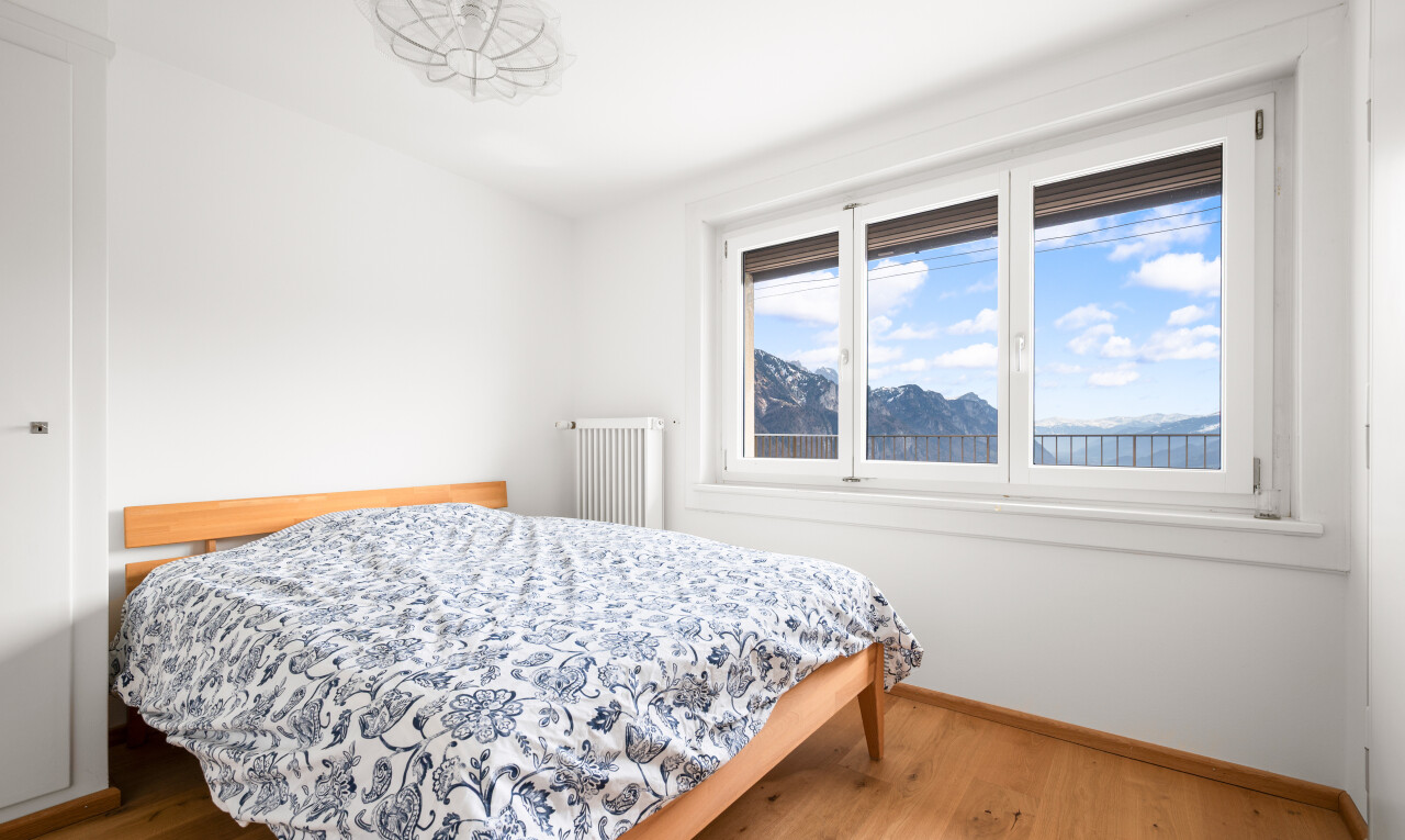 chambre avec radiateur, sol en finition bois, wood finish floor, cloison sèche, et drywall