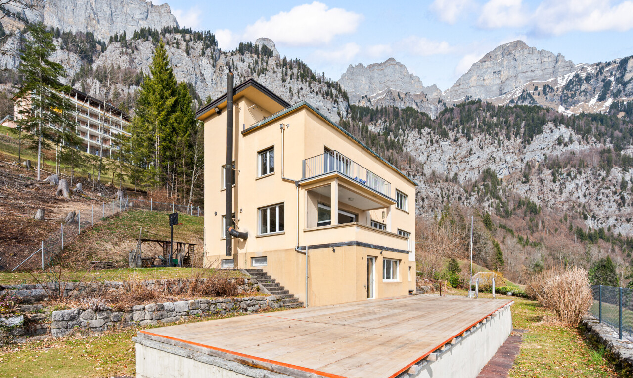 façade avec vue sur la montagne, mountain view, clôture, day time, et balcon
