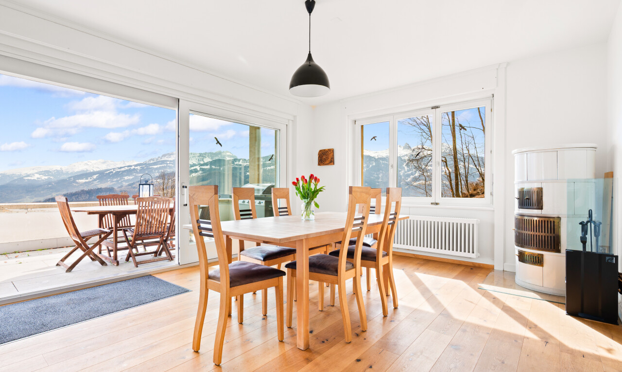 salle à manger avec day time, wood finish floor, sol en finition bois, radiateur, et drywall