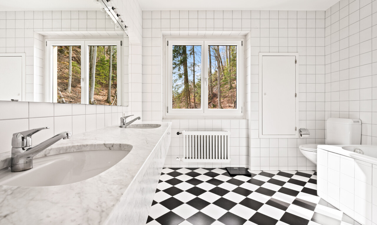 salle de bains avec salle de bain complète, mur en carrelage, tile wall, bain, et évier