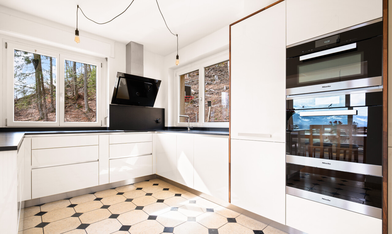 küche mit doppel backofen, white cabinets, weiße schränke, vinyl floor, und vinylboden